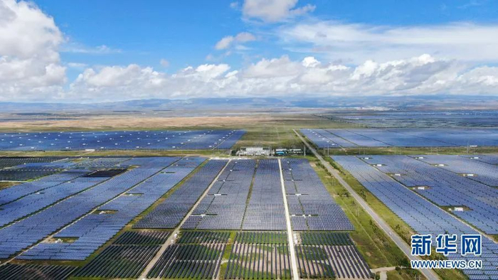 这是2020年8月17日在青海省海南藏族自治州共和县塔拉滩绿色产业发展园区拍摄的光伏电站（无人机照片）。新华社记者张龙摄