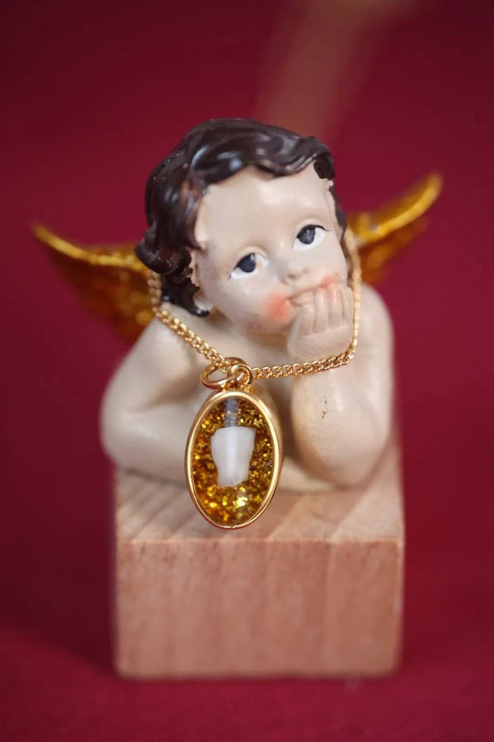 图 | 宝宝的乳牙被做成“牙仙女”项链