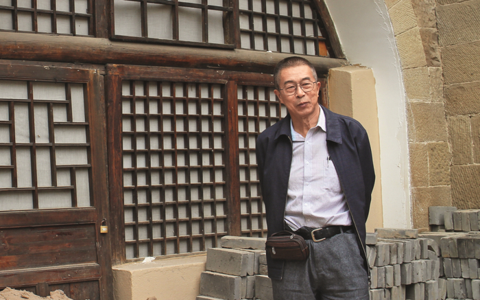  ·2017年5月，延安中央医院旧址，王延在自己当年出生的产房前。