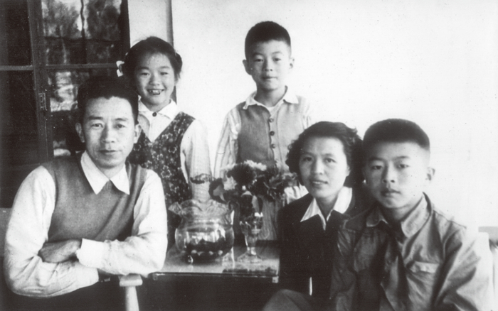  ·1957年，王政柱一家在青岛合影。前排左起：王政柱、罗健、长子王延。后排左起：女儿王晓莲、幼子王晋。