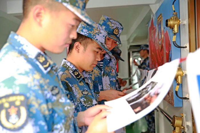 官兵驻足观看图片展