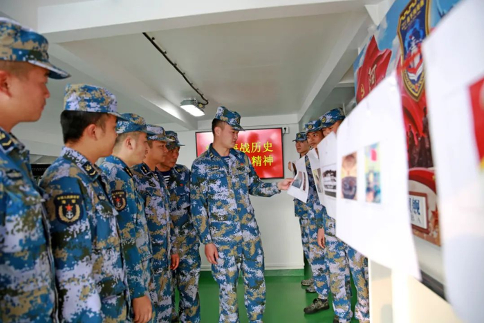 解说员对海战图片展进行介绍