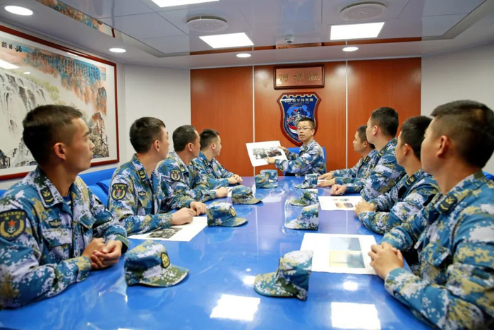 舰领导和官兵展开讨论