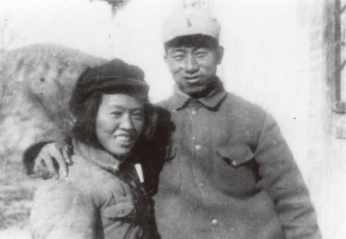  ·1943年5月30日，王政柱夫妇在延安王家坪的结婚合影。