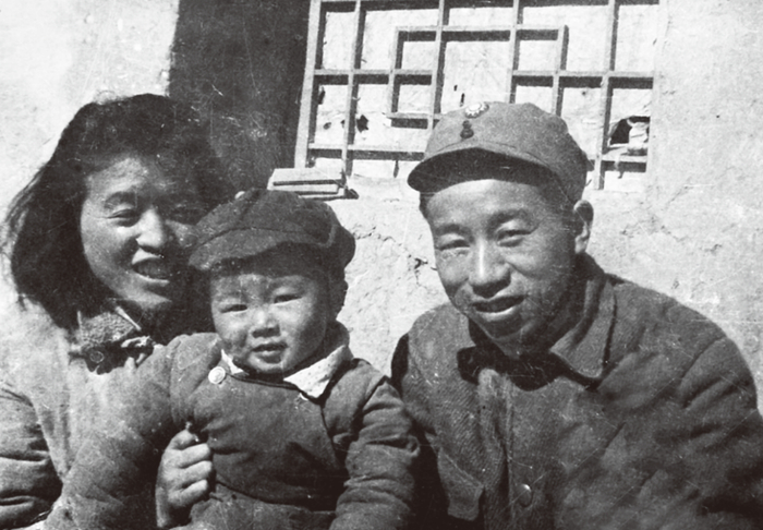  ·1946年，王政柱夫妇与儿子王延在枣园合影。