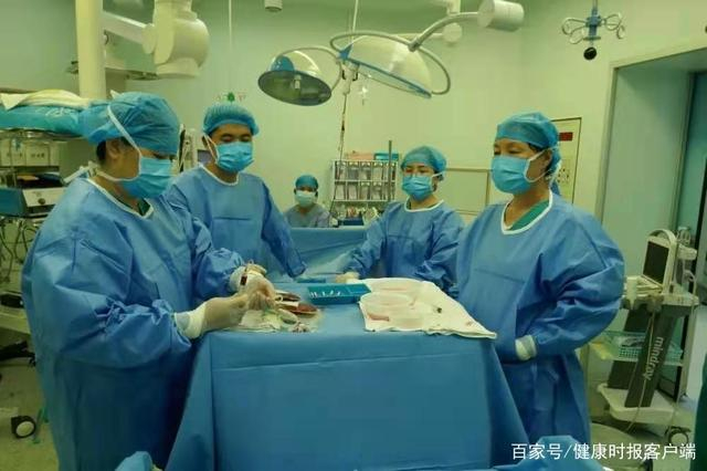 广西医科大学第一附属医院儿科三病区医护正在进行造血干细胞移植手术（受访者供图）