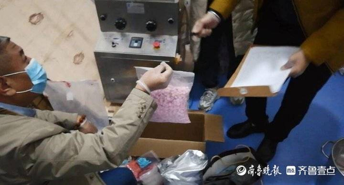 11月4日，兰州火星街某小区地下室，民警查获的王珊、周红用新买的压片机制作的减肥糖果。