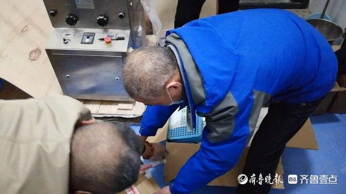 11月4日，兰某火星街某小区地下室，民警对查获的制作减肥胶囊和糖果的原料、工具等进行封装。