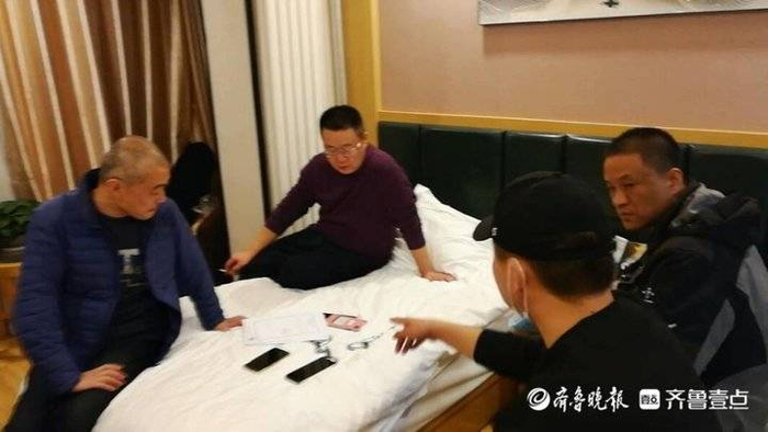 11月2日，兰州某宾馆，专案组民警在分析案情。