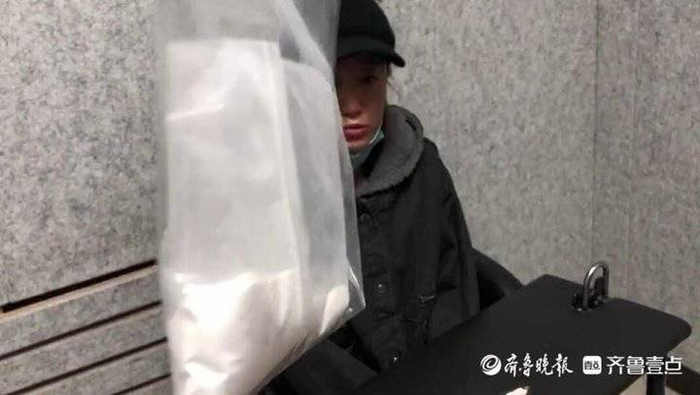 11月4日，民警在王珊处缴获的用于添加在减肥胶囊中的西布曲明。