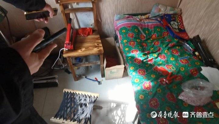 10月26日，民警在嘉祥某商业街火锅店内，查获马芳分装、制作减肥胶囊的小作坊。