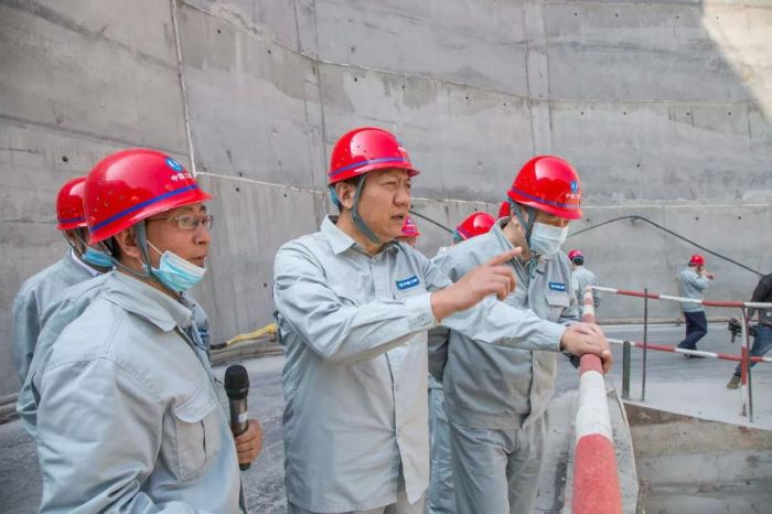 　　▲王琳调研白鹤滩水电站工程建设情况  摄影：谢雷