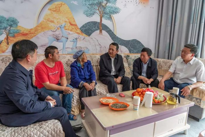 　　▲王琳调研移民安置情况 摄影：卢忠灿