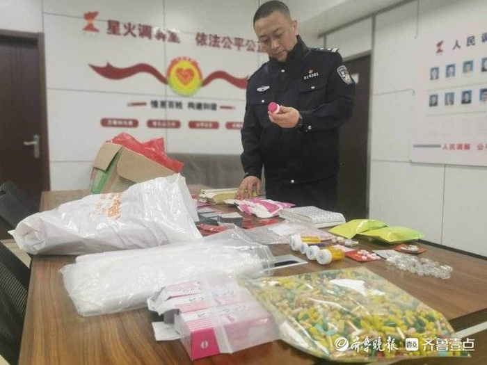 　　成本几毛钱的减肥胶囊，穿上进口药品的外衣经过代理的层层加价，到一线购买者手中就高达一二十元一粒。