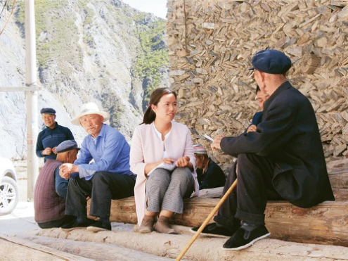 △2018年4月，甘肃省舟曲县扶贫办副主任张小娟（右二）在下乡时向群众了解情况。2019年10月7日，在扶贫下乡返程途中，张小娟因乘坐的车辆坠河不幸殉职。