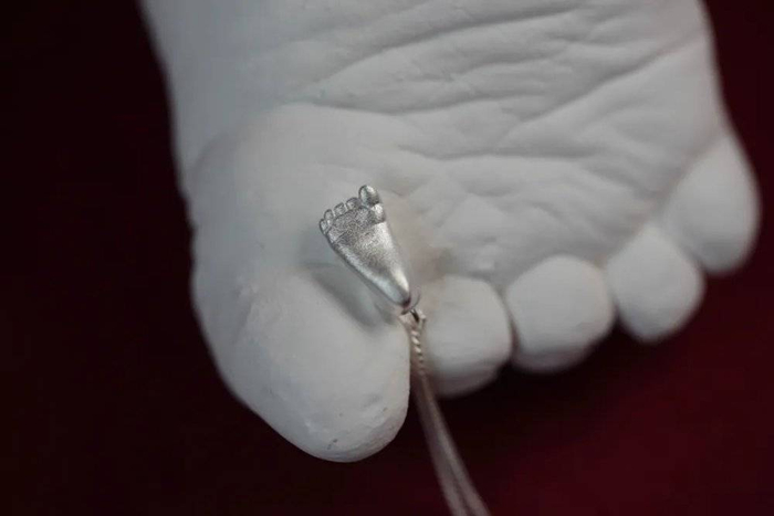 图| 婴儿的脚丫被复刻微缩后做成项链
