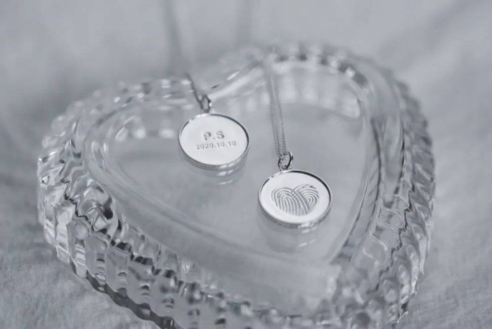 图| 印有情侣指纹的指纹项链