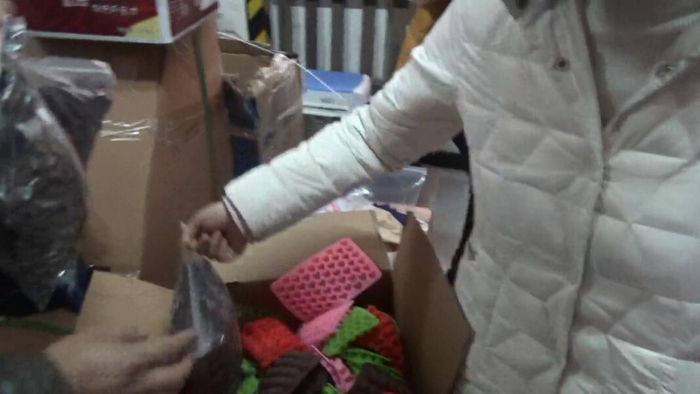 11月5日，兰州某快递点，民警将查获的含有西布曲明的减肥巧克力、制作模具等封装发回济南。