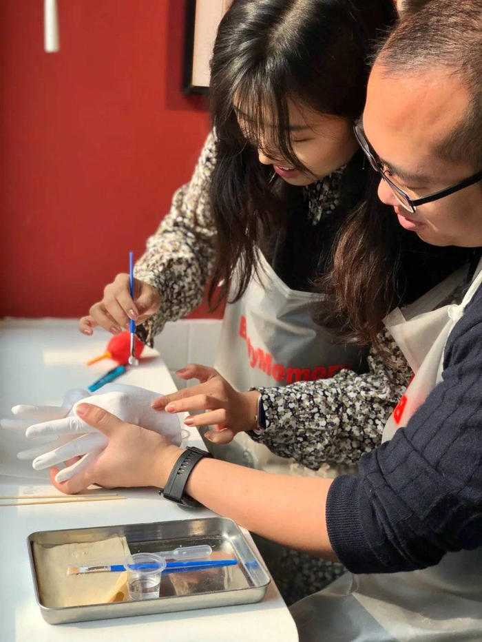 图| 情侣正在复刻牵手雕像