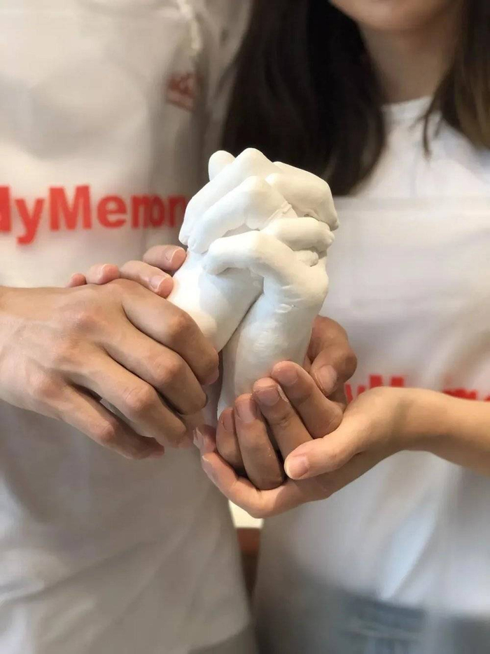 图| 李倩和丈夫在领证当天复刻的“十指紧扣” 