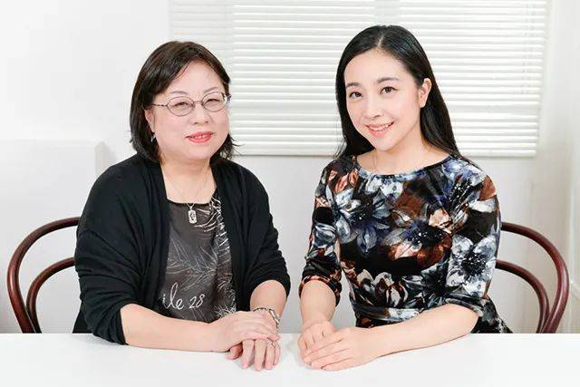 美内铃惠（左）和歌剧《红天女》主演小林沙罗的合影