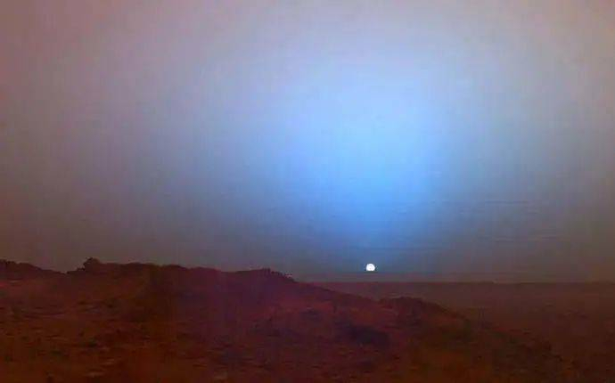 好奇号拍摄的蓝太阳