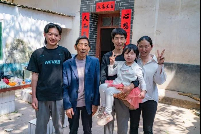 　胡家禄全家在旧宅合照