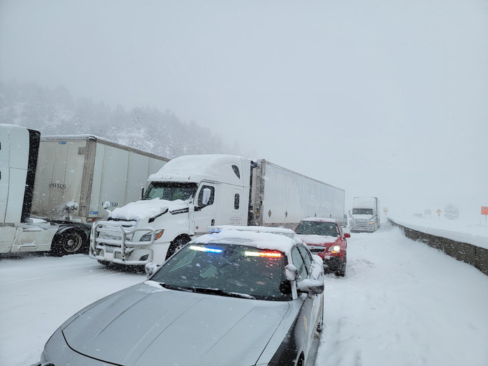 不少美国司机被大雪围困在公路上 来源：科罗拉多州公路巡逻队推特