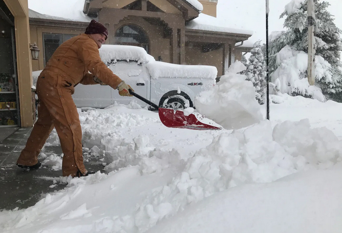 科罗拉多州民众清理门前积雪