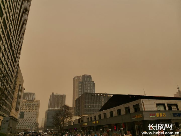 石家庄3月15日的灰黄色天空。长城网记者 周亚彬 摄