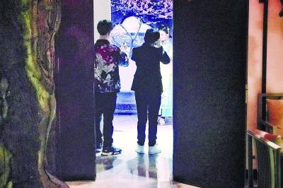 “艳域东方古装摄影”为消费者拍摄照片&nbsp;/晨报记者 &nbsp;张佳琪