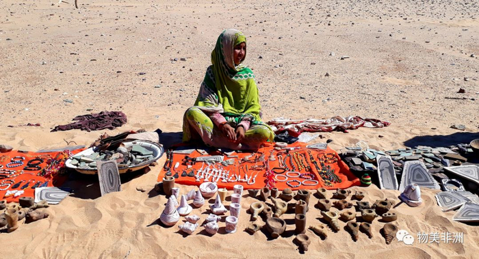 “撒哈拉之眼”内的手工艺品摊