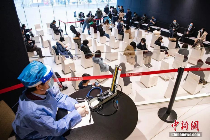 资料图：3月4日，北京市商务中心区（CBD）北京银泰中心的各企业员工在新冠肺炎疫苗机动接种点接种疫苗。 中新社记者 侯宇 摄