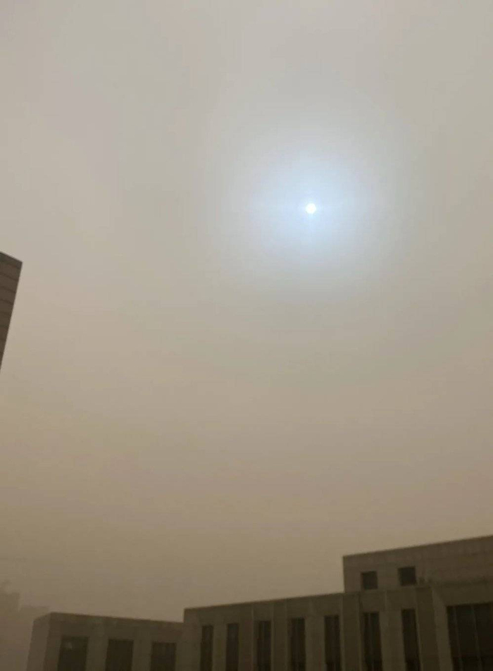 果壳编辑刚刚拍摄的蓝太阳