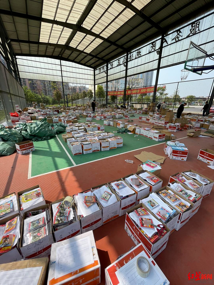 宜宾翠屏警方缴获的盗版涉案物