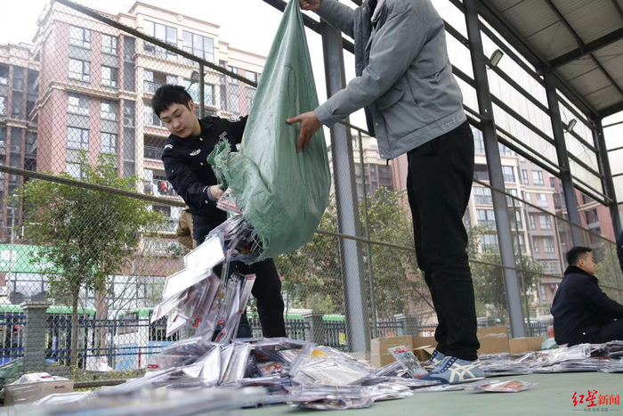 清点涉案盗版制品