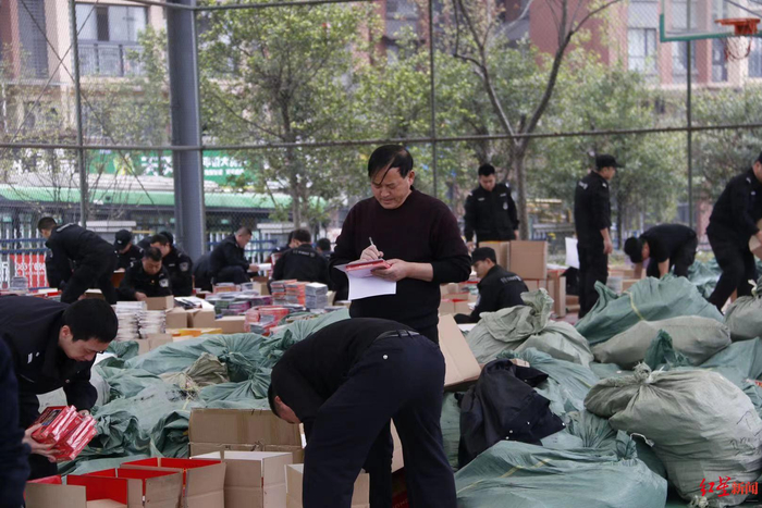 清点涉案盗版制品