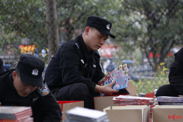 清点涉案盗版制品