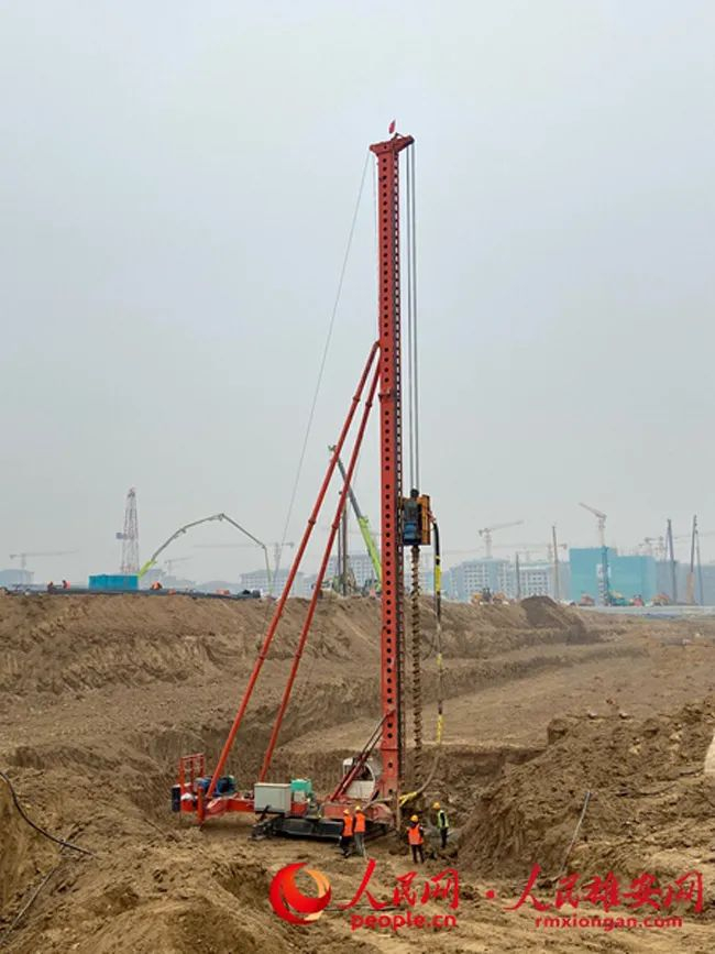 雄安·金湖未来城项目（容东片区3号地块）三、四标段首根CFG桩施工现场。中建二局供图