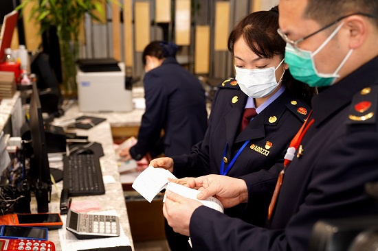 检查消费者买单单据。