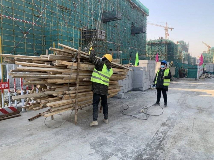 北京市大兴区采育镇一处工地上，工作中的信号女工（右）。