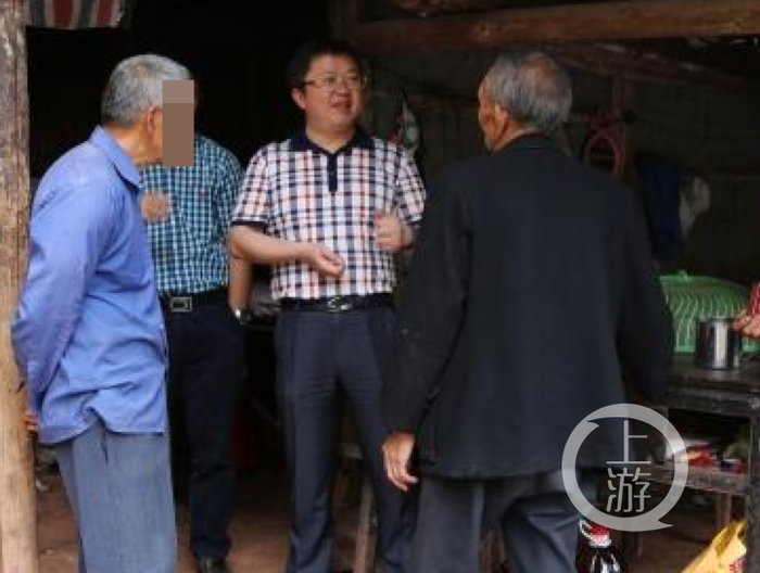 ▲左成业在职期间，下乡看望慰问农户。图片来源/微微宜宾