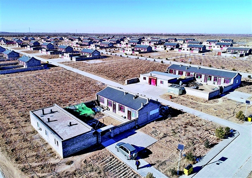  图为鄂尔多斯市准格尔旗大路镇苗家滩社区。近年来，当地对易地搬迁的农牧民定期免费农牧业科技培训，帮助他们增收致富。王 正摄（新华社发）