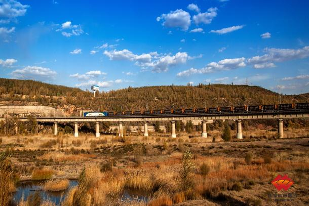 图为运煤专列驶过乌瓷大桥