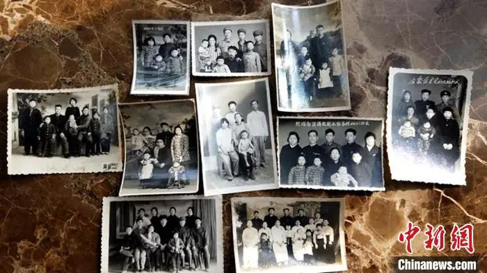图为薛勇收藏的全家福老照片。梅镱泷 摄