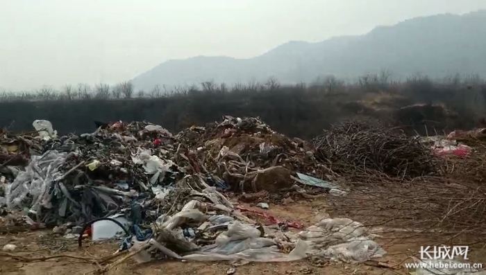 石家庄鹿泉区西郭庄村村西堆积的垃圾。网友供图