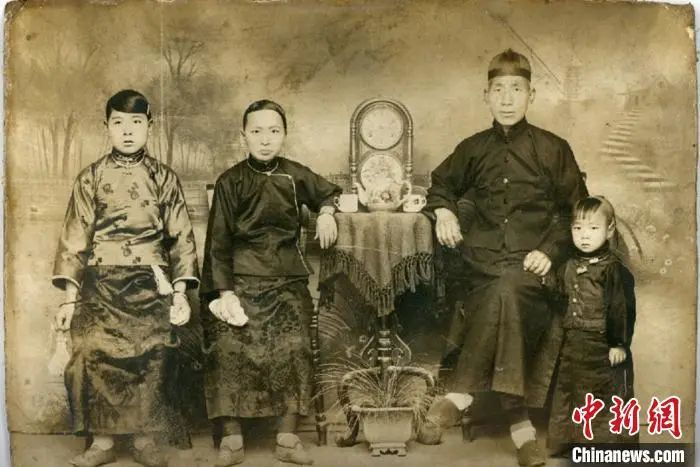 图为薛勇收藏的全家福老照片。梅镱泷 摄