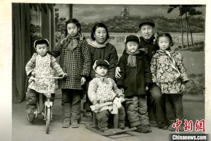 图为薛勇收藏的全家福老照片。梅镱泷 摄