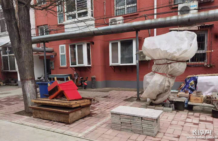 保定市市直机关一号宿舍内堆放的杂物。网友供图