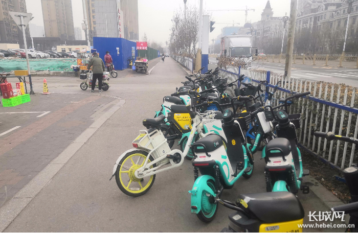 唐山市路南区南新道上随意停放的共享单车。网友供图